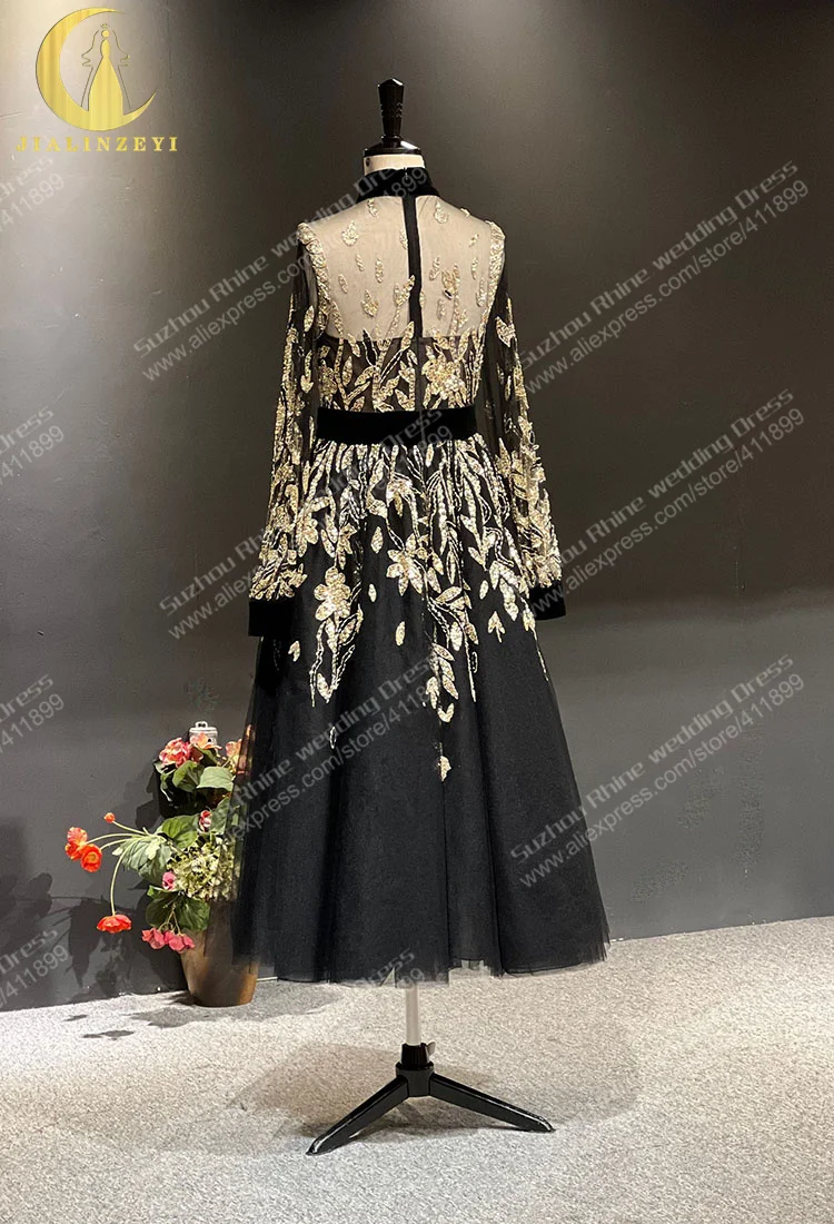 Рисунок 6 - Женское атласное платье с V-образным вырезом