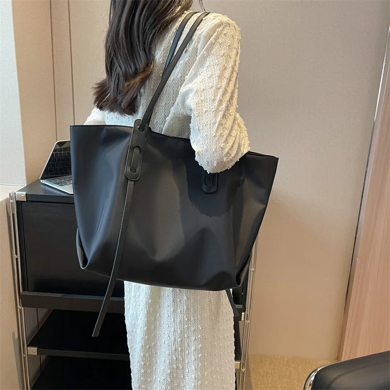 

The New Trend of Casual Personality Versatile Commuting Large Capacity Oxford Cloth Shoulder Armpit Handheld Bag Women's Bags