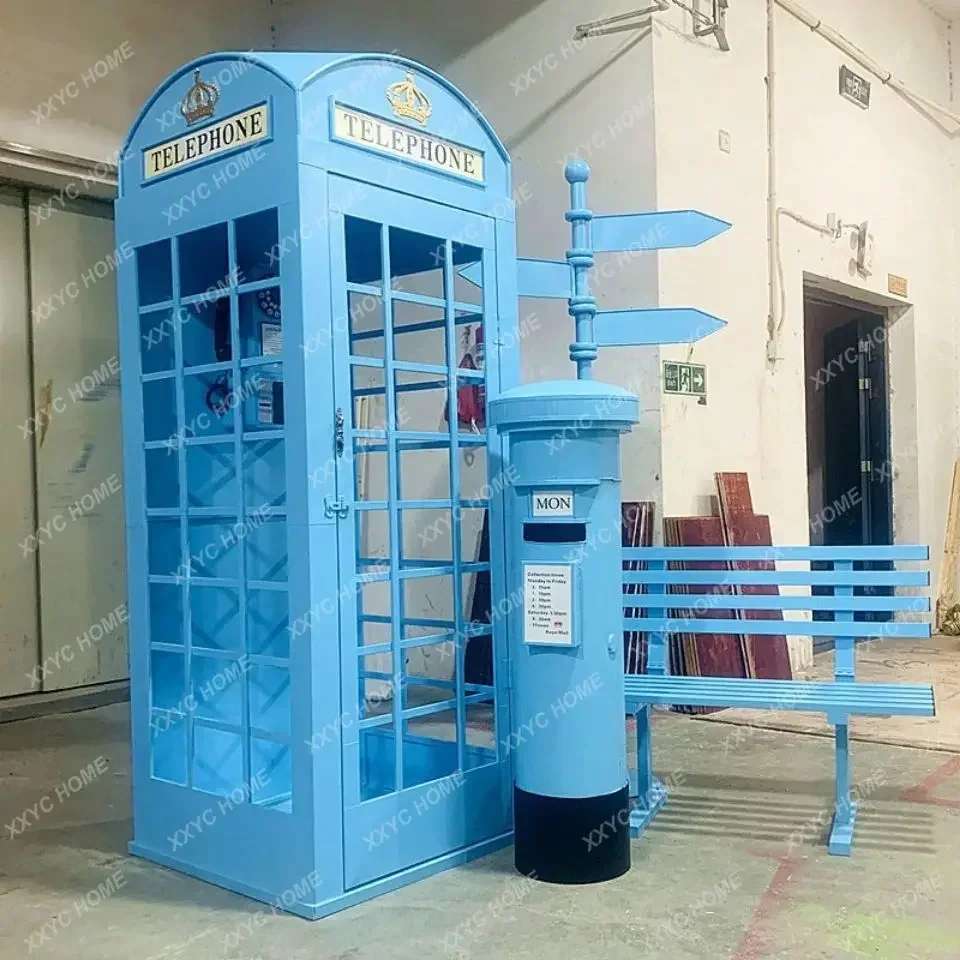 Ретро телефонная будка розового цвета