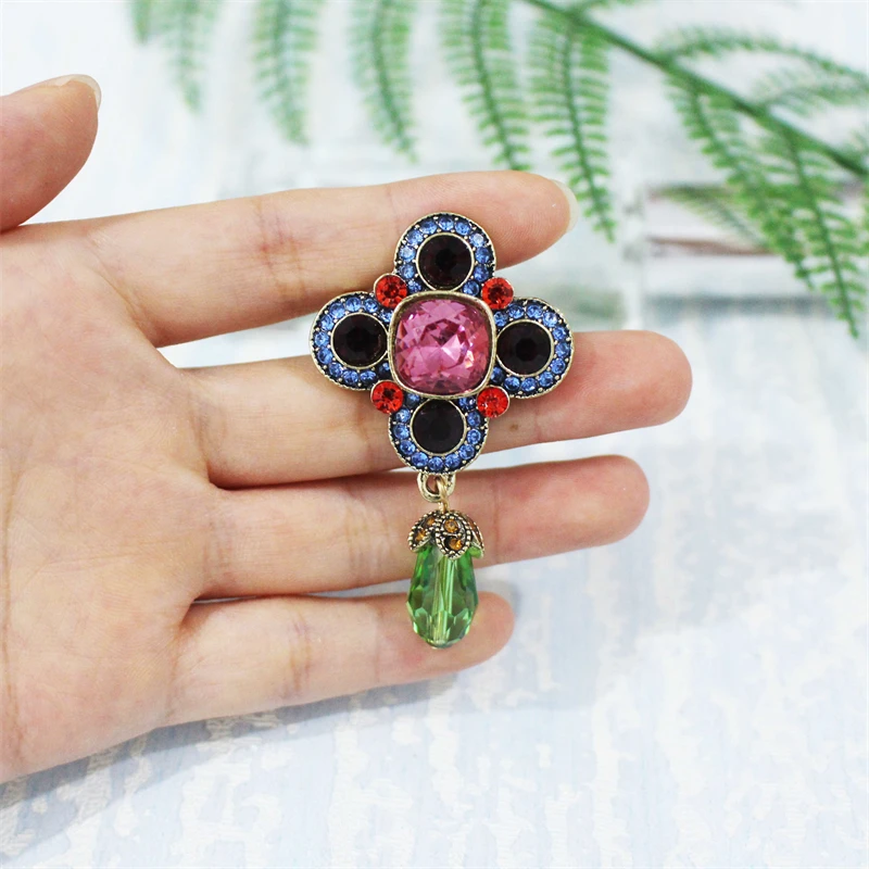 Женская брошь в виде искусственных цветов