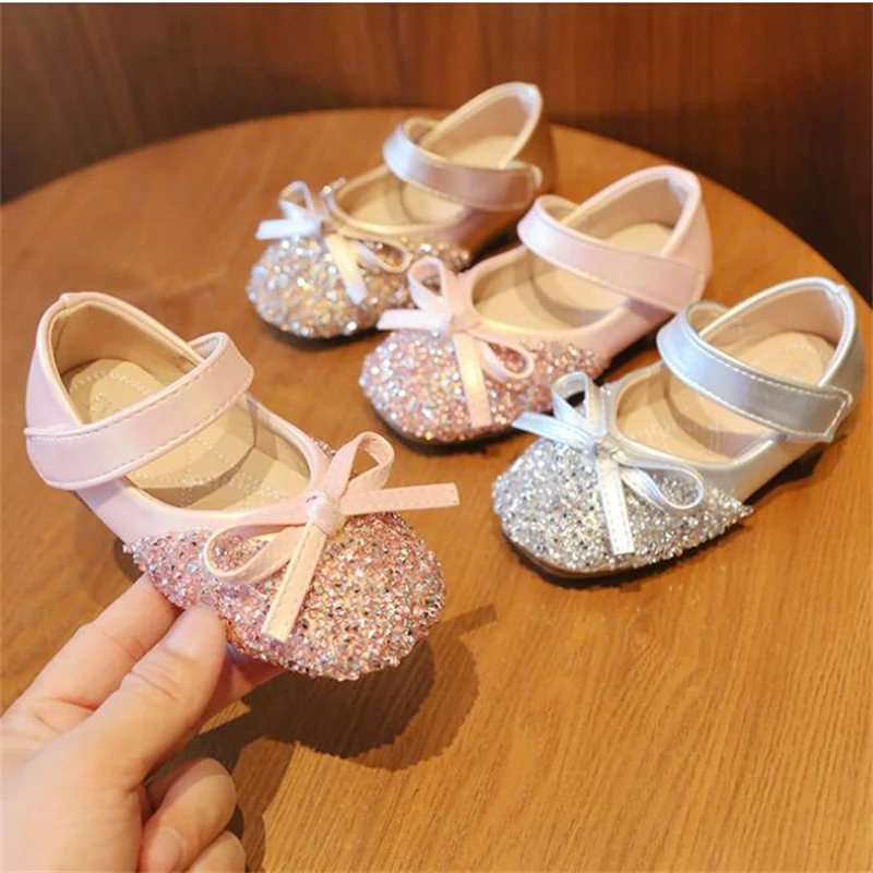 

Повседневные кожаные туфли для девочек, модные туфли принцессы со стразами на мягкой подошве для девочек, светильник зящая обувь с легкой н...