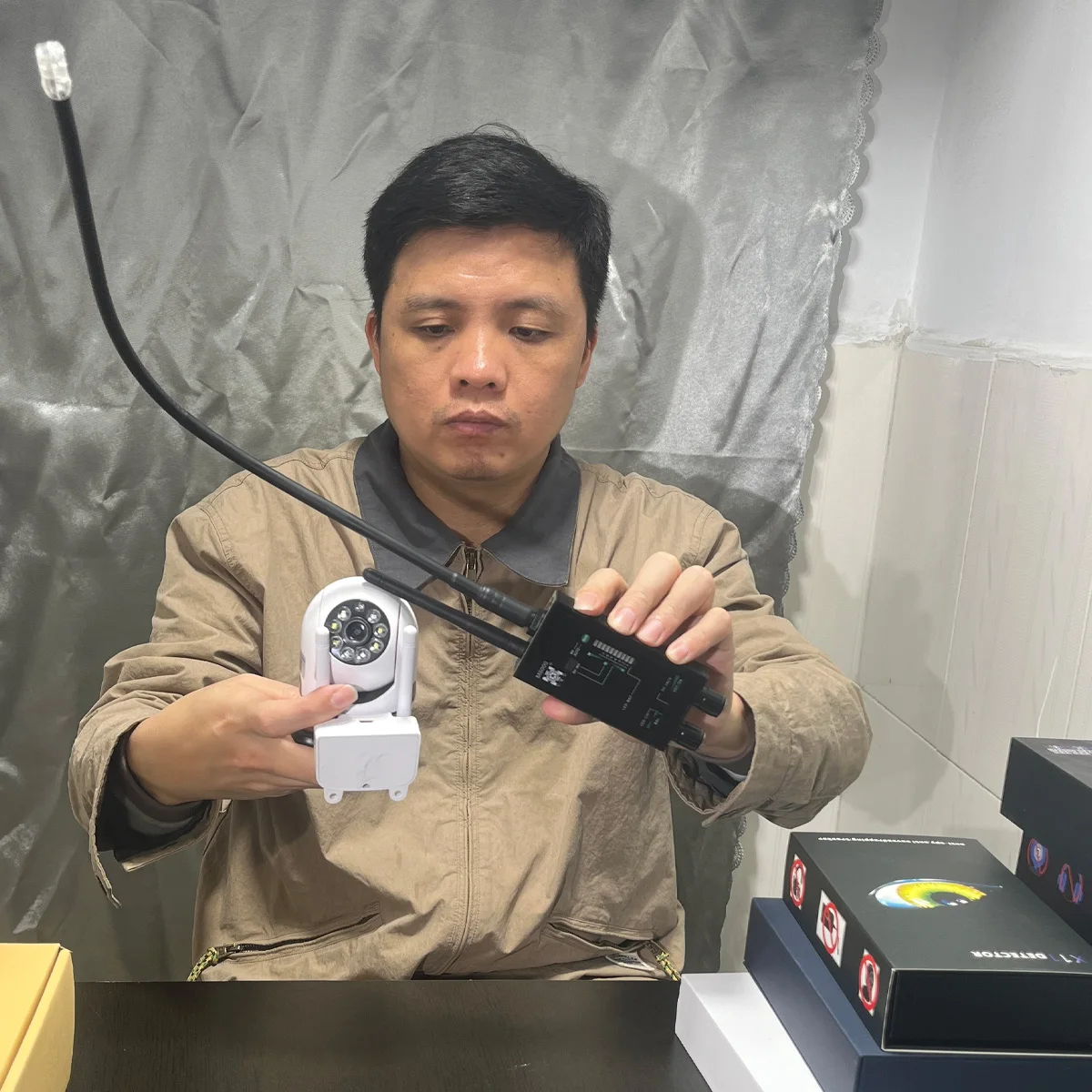 Фото Беспроводной детектор камер - обнаруживает скрытые камеры, GPS-трекеры, устройства для прослушивания с широкополосным сканером и мощной защитой от помех. №1