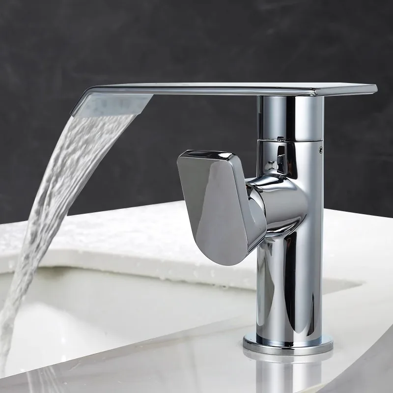 

Матовое золото, вращающийся на 360° смеситель для ванной комнаты, латунный смеситель для раковины, черный водопадный смеситель, смеситель для умывальника, смеситель для горячей и холодной воды