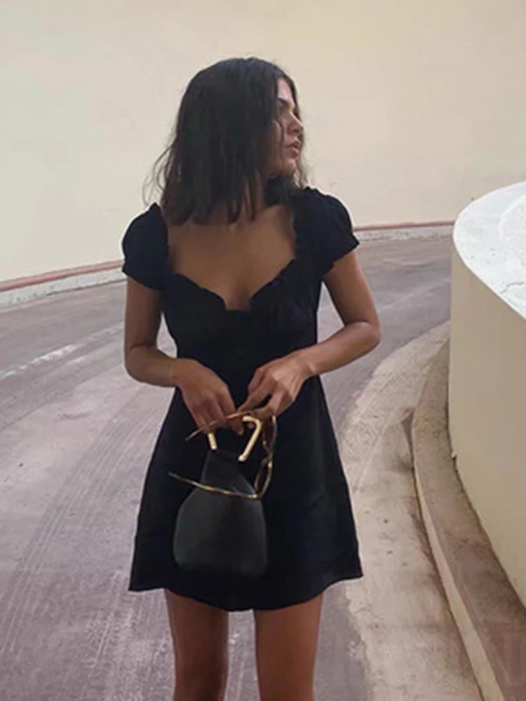 Соблазнительные облегающие черные платья с рукавами-фонариками и низким