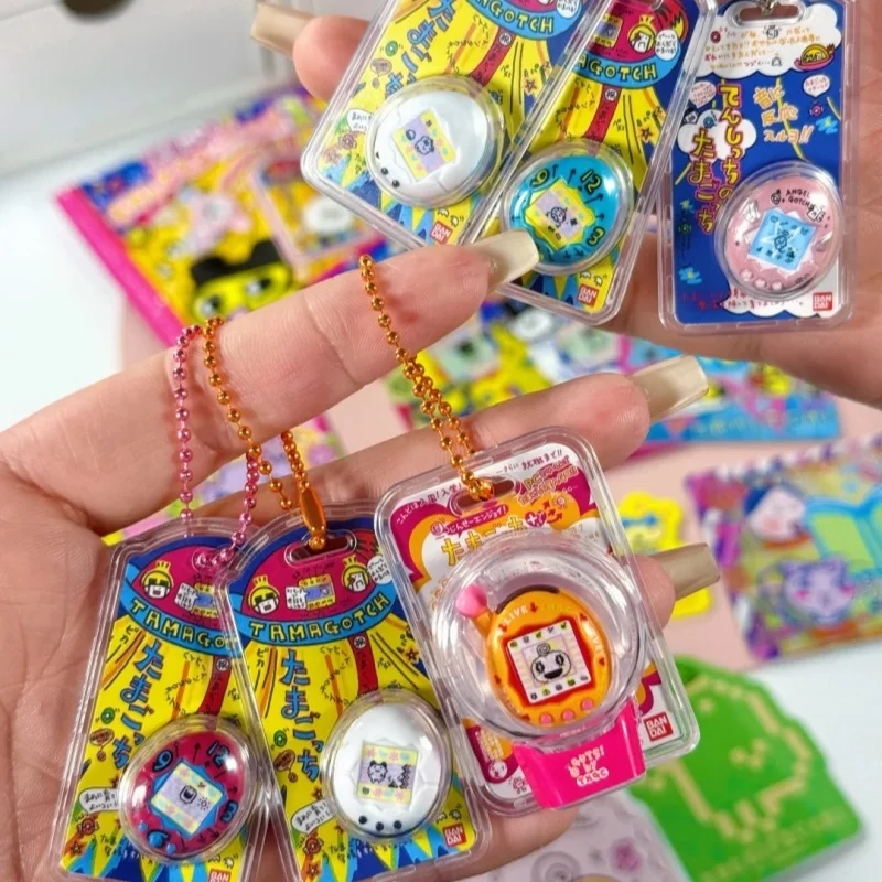 Фото Электронный питомец-брелок Bandai Tamagotchi, коллекционный шокуган, подвеска для сумки, в подарочной коробке, коллекционный сувенир, игрушка для коллекционеров №3