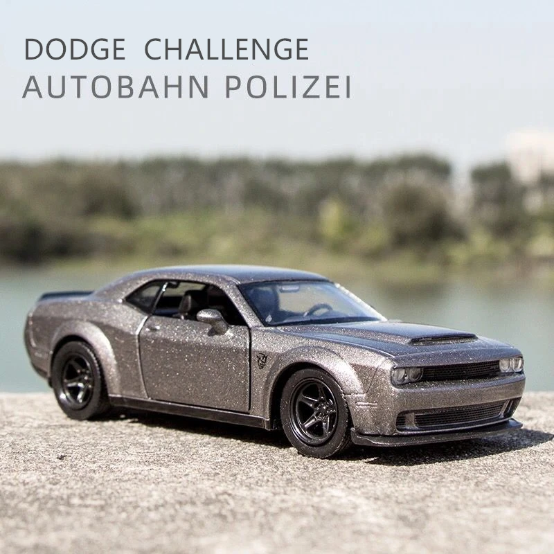 Модель автомобиля Dodge Challenger из металлического сплава 1/36 |