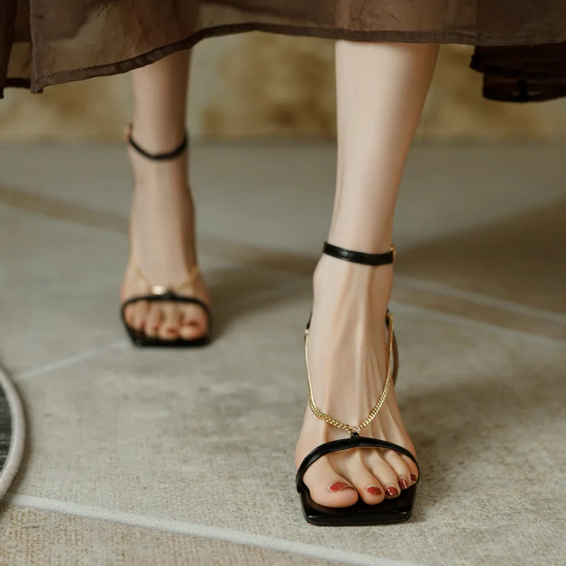 Ремень с открытым квадратным носком на шпильке и цепочке