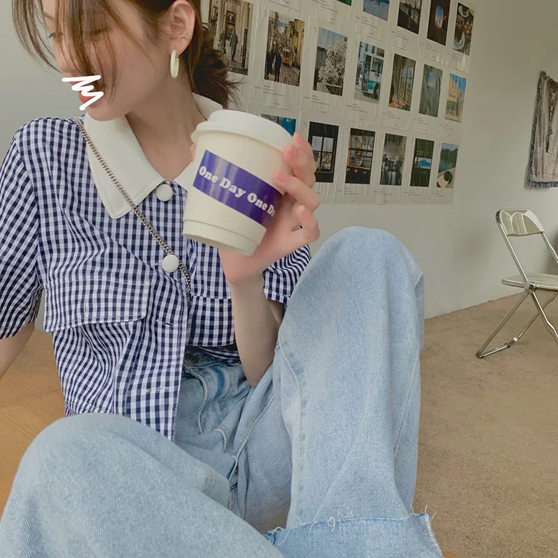 Женский топ с воротником в клетку и коротким рукавом