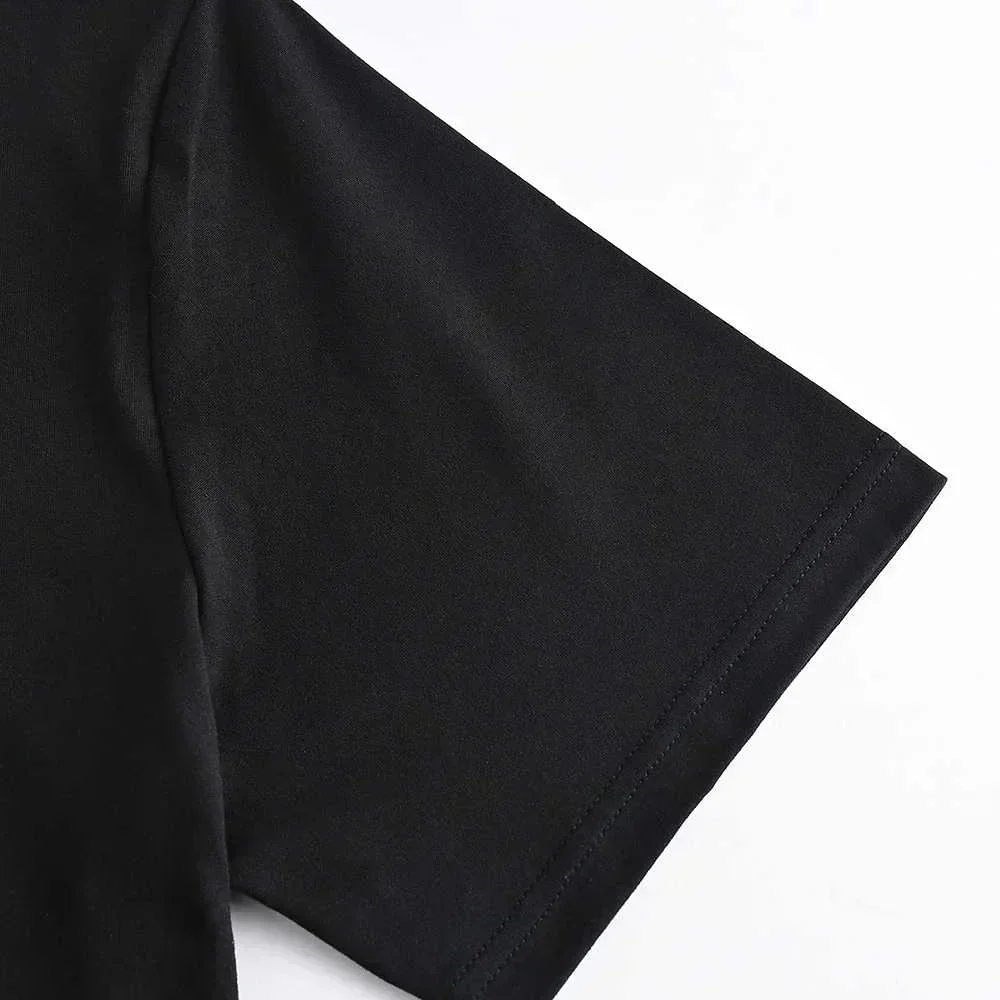 Футболка с круглым вырезом подходит как для мужчин так и женщин