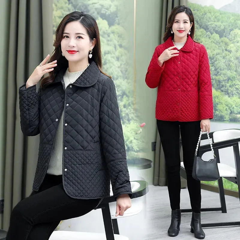 Женская короткая хлопковая куртка в клетку с бриллиантами