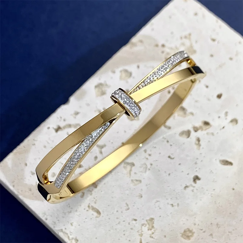 

European and American fashion trend street shot semi glossy cross Valentine's knot inlaid with zircon bracelet