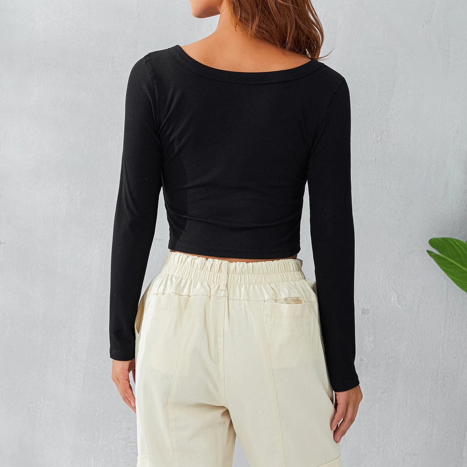 Женская футболка с длинным рукавом и глубоким вырезом в рубчик