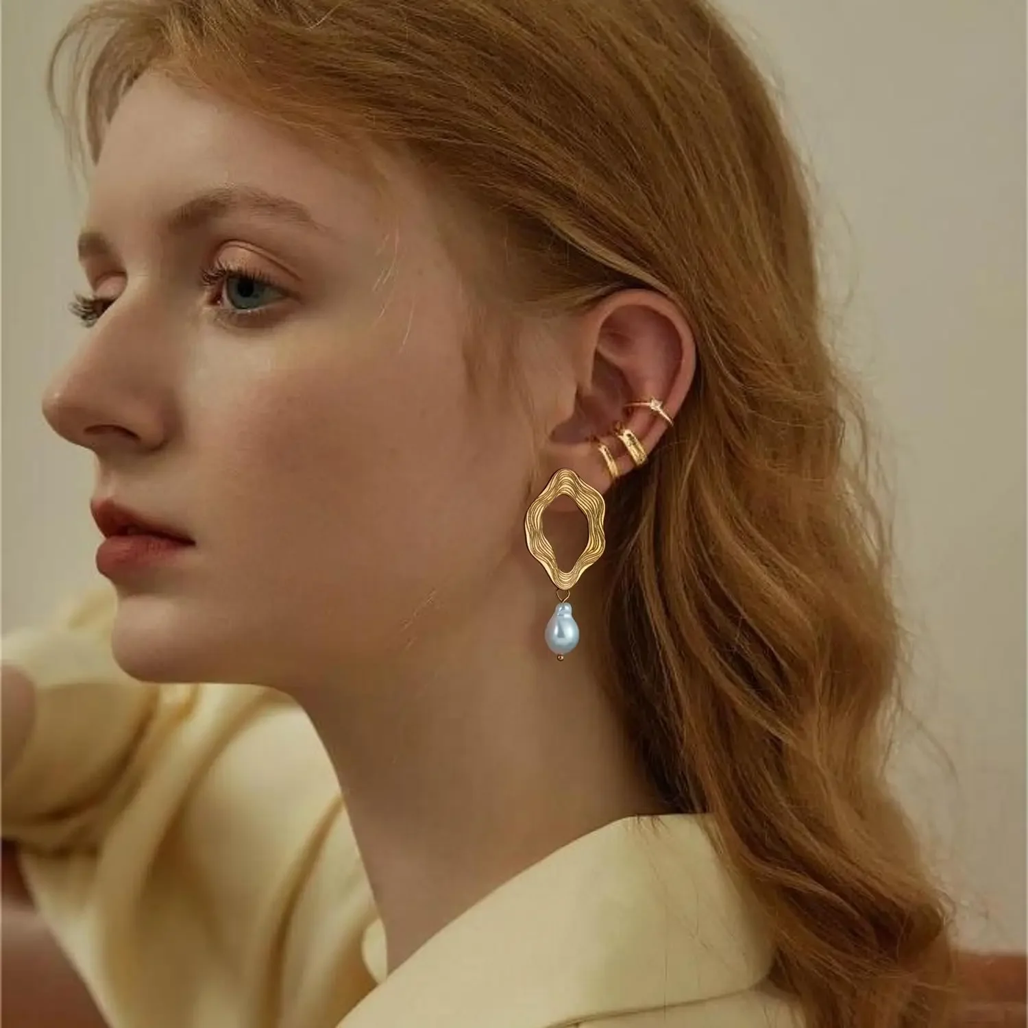 Винтажные серьги-гвоздики в нерегулярную полоску золотые с вырезом и цветком