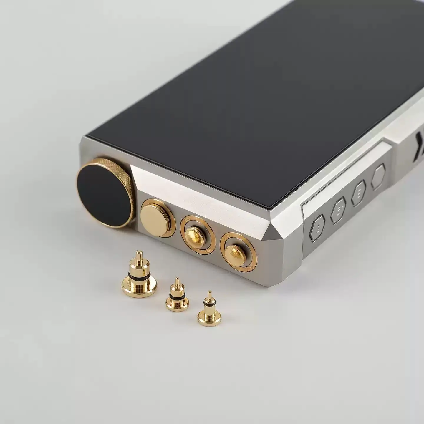 Фото Позолоченная латунная пылезащитная заглушка для разъема FiiO M17 M27 M23 M21 2,5 мм 3,5 мм 4,4 мм Type-C №1