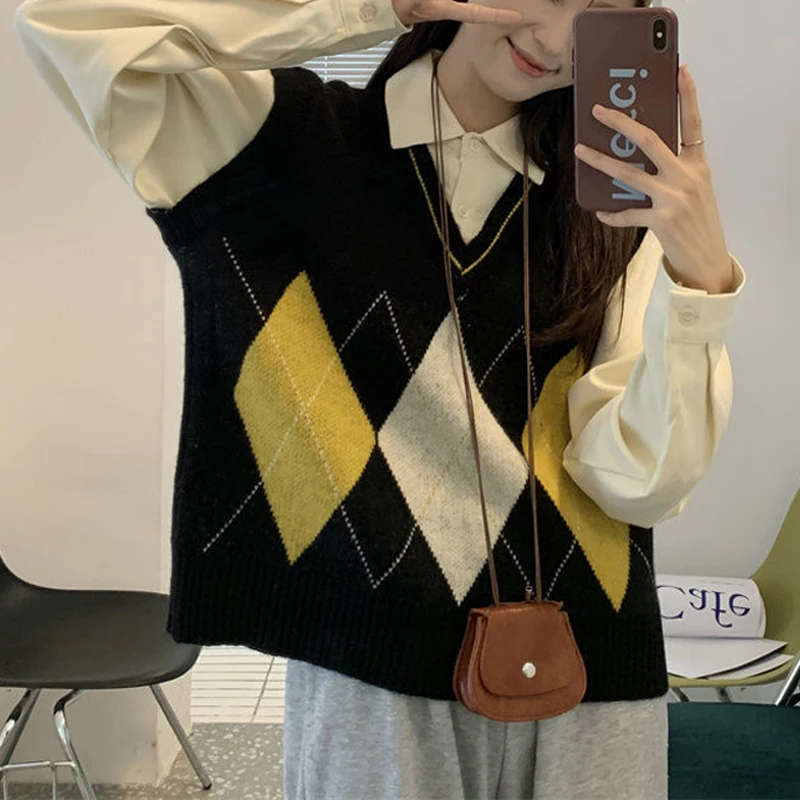 Женский классический свитер в стиле преппи с узором ромбиками