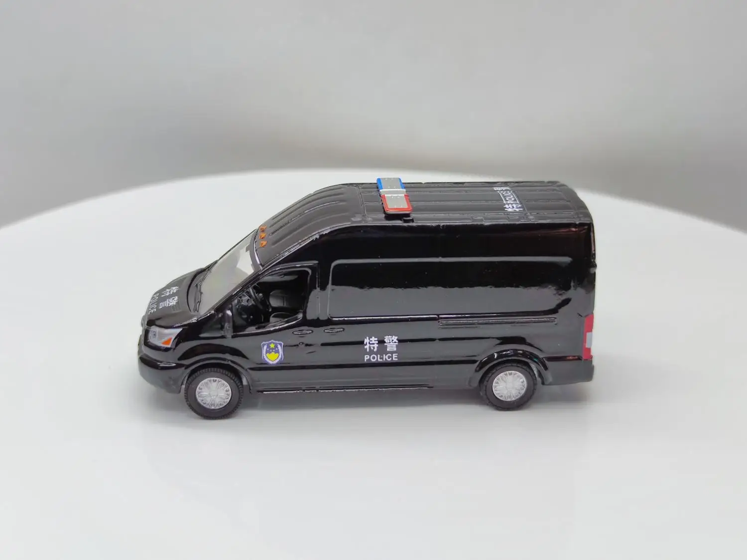 

1: 64 зеленый светильник 2019 Ford MRT LWB Высокая крыша-тень черный специальный полиция