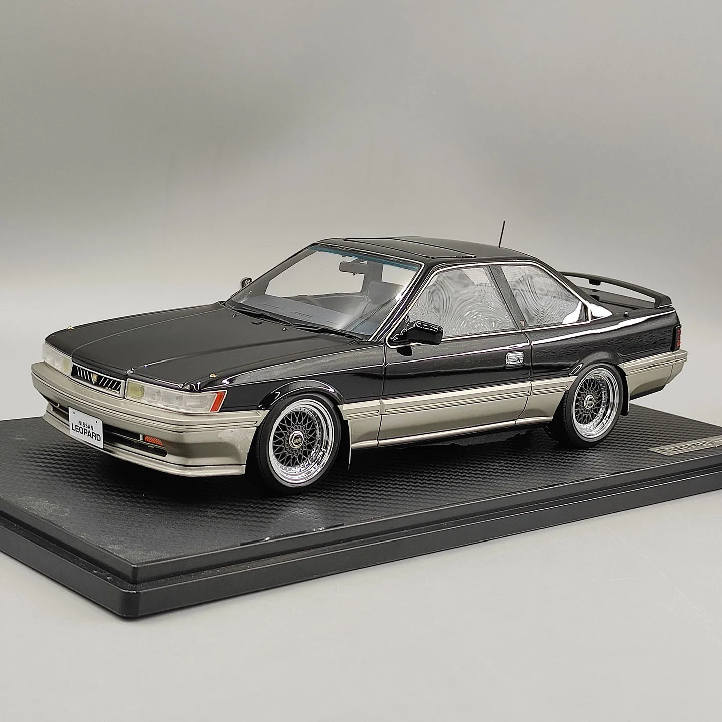 Фото Масштабная модель автомобиля IR 1:18 Leopard 3.0 Ultima F31, черная, из смолы №3