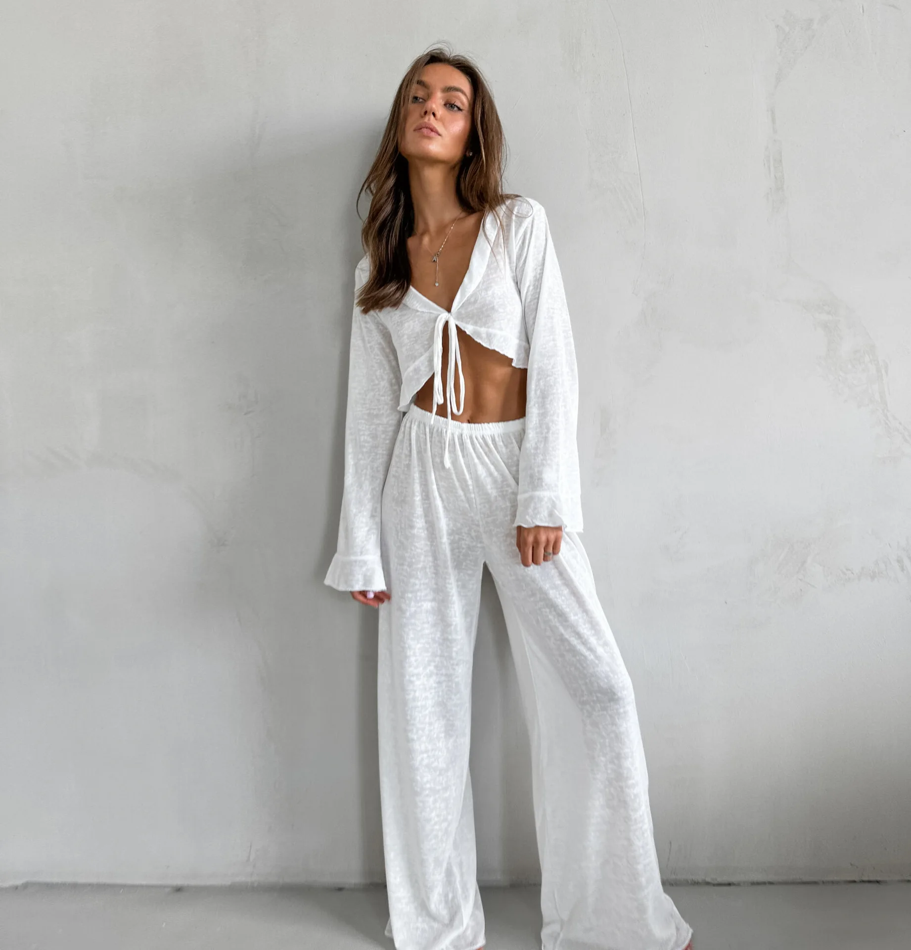 Вязаный топ и брючный костюм с v-образным вырезом на шнуровке рюшами