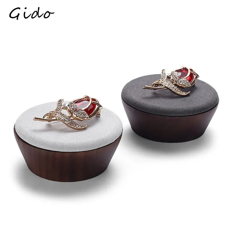 

Коническая подставка из массива дерева для демонстрации браслетов и колец