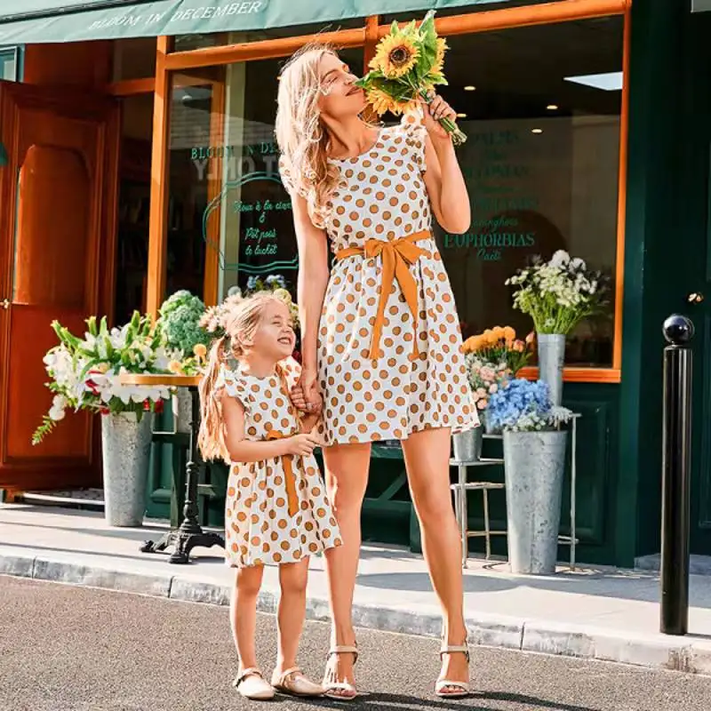 Семейный комплект платья в горошек для мамы и дочки с оборками на рукавах одежда