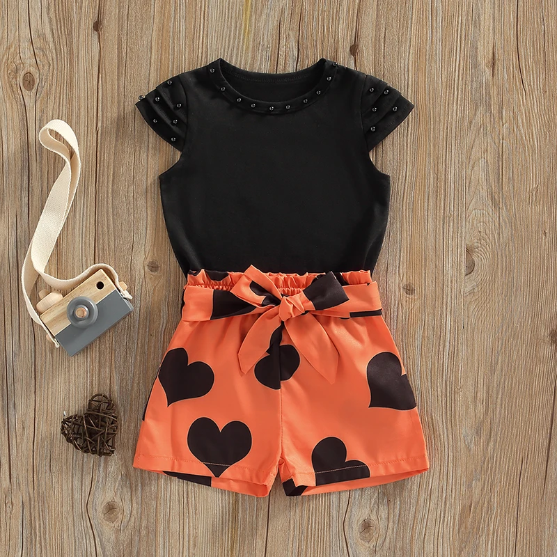 

Модные костюмы для маленьких девочек, топы с круглым вырезом и рукавами-крылышками и Украшенные бусинами и шорты с поясом и принтом в виде с...