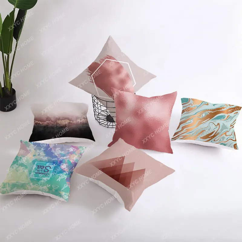 

Квадратная наволочка для дивана с рисунком под золото