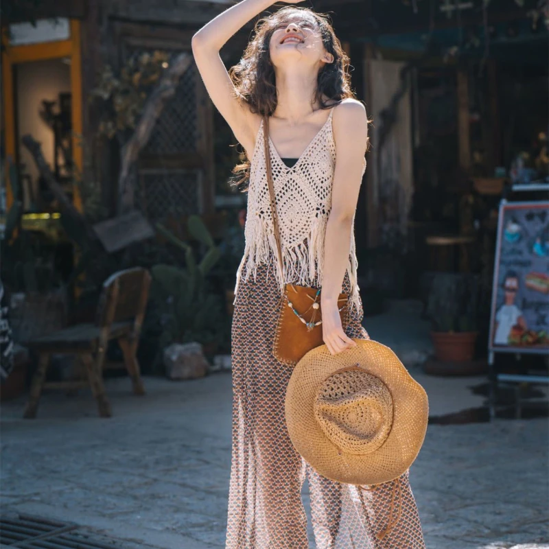 Женский ажурный вязаный жилет с бахромой на бретельках + однотонный летний