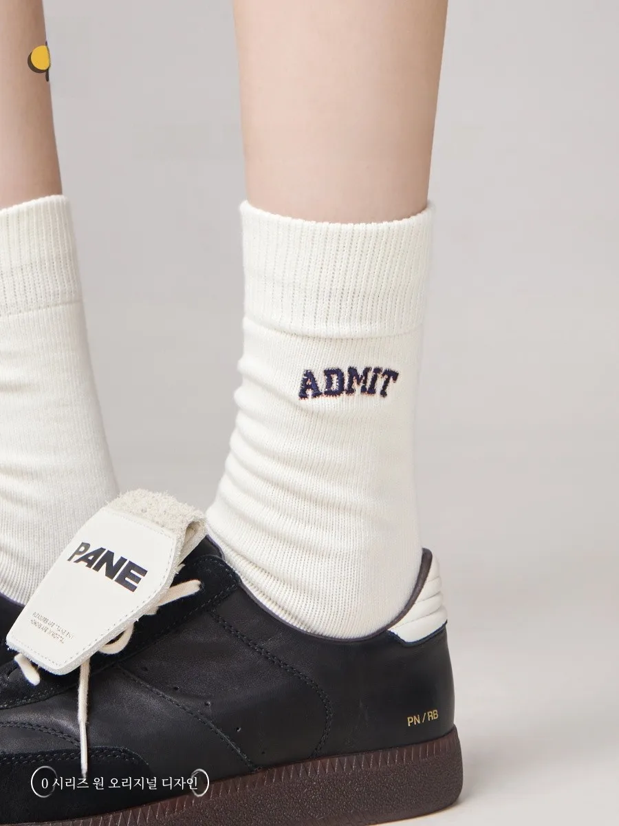 Простые студийные носки женские весенне-осенние белые с надписями без косточек