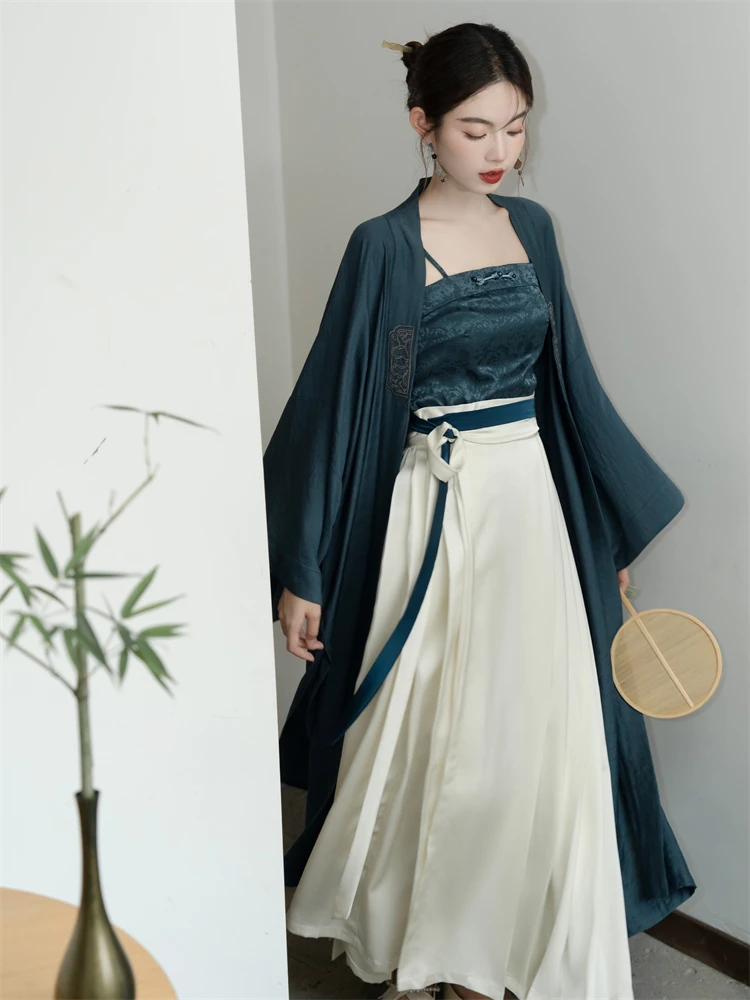 Костюм в старинном стиле с вышивкой в китайском стиле