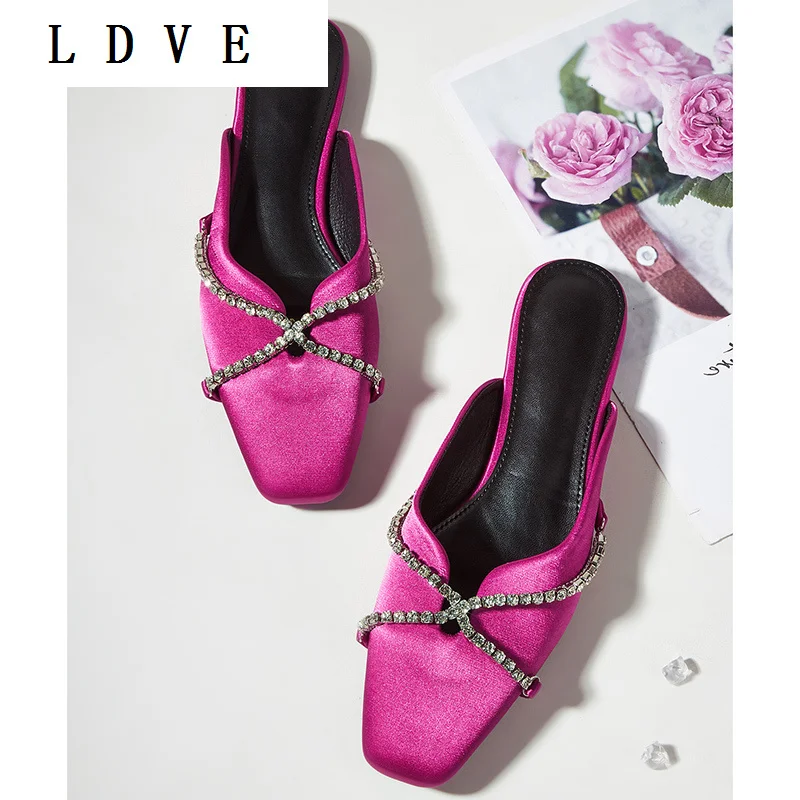 

Туфли-лодочки женские на квадратном каблуке, шелковые шлепанцы с цепочкой и кристаллами, дизайнерская базовая обувь с острым носком, лето ...