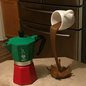 Floating Spilling Coffee Cup Sculpture Kitchen Spilling Magic Pouring Splash Creative Coffee Mug Bar Home Decoration Room Decor
