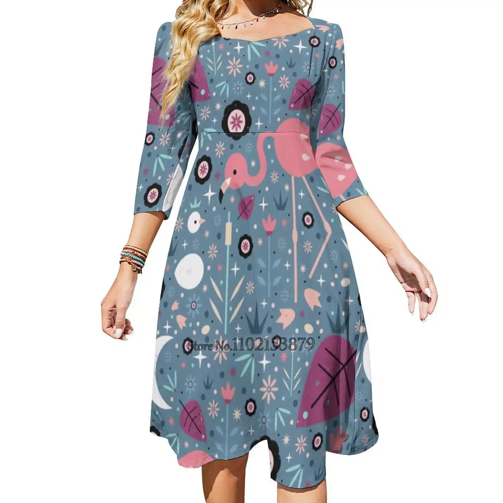 

Платье с квадратным вырезом, открытой спиной и завязкой на спине