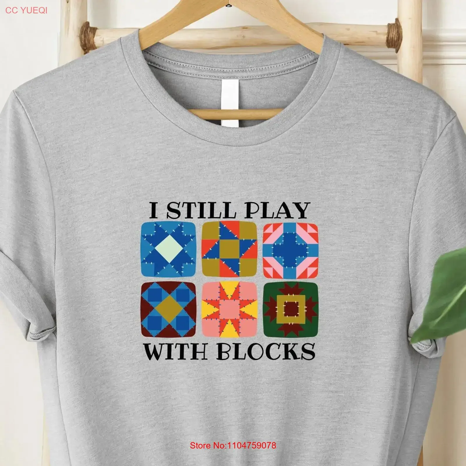 Фото Футболка I Still Play With Blocks, винтажная, с эффектом потертости, для любителей квилтинга, яркая, для рукоделия, для мам, с принтом «Люблю шить», одежда для квилтеров №1