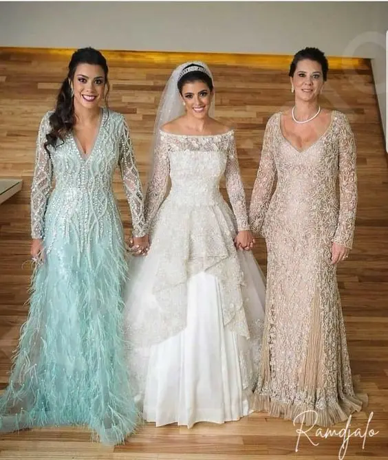 

Elegant Champagne Long-Sleeve V-Neck Lace Mother of the Bride Gown for Weddings Full Length Plus Size Hot Formal Occasion Dress