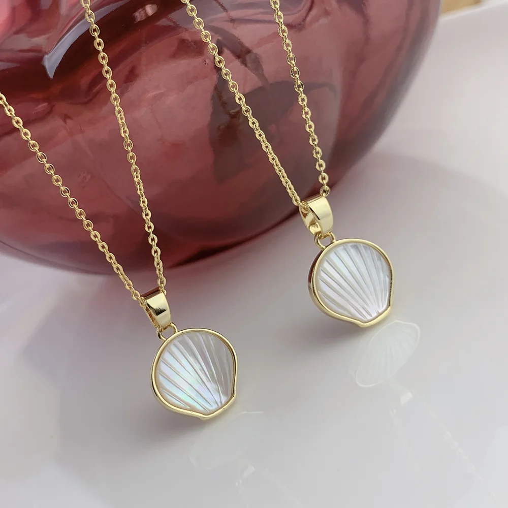 

Korean Simple Natural Mother of Pearl Fan-shaped Pendant Necklace for Women Personalized Clavicle Chain Fashion Jewelry Gift