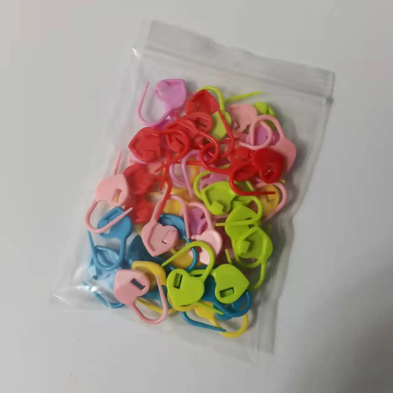 50 шт./лот пластиковые маленькие зажимы из смолы маркеры для стежков с замком