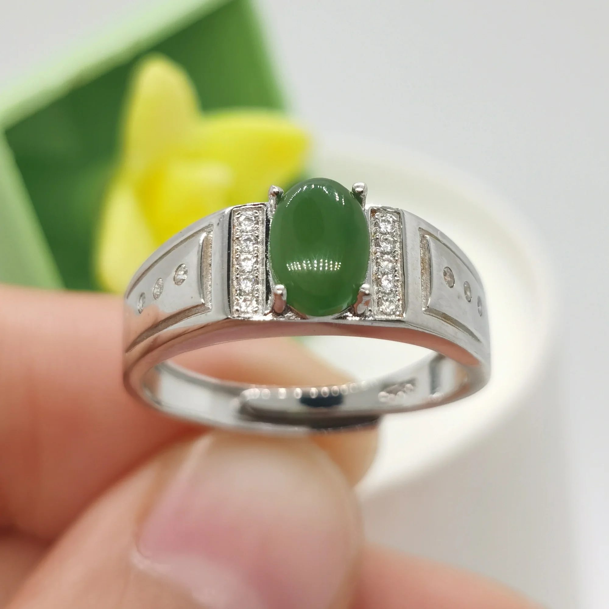 

Кольцо мужское, Нефритовое, зеленое, 5 х7 мм, 0,7 карата, серебряное, с 925 драгоценным камнем, серебряное и золотое покрытие