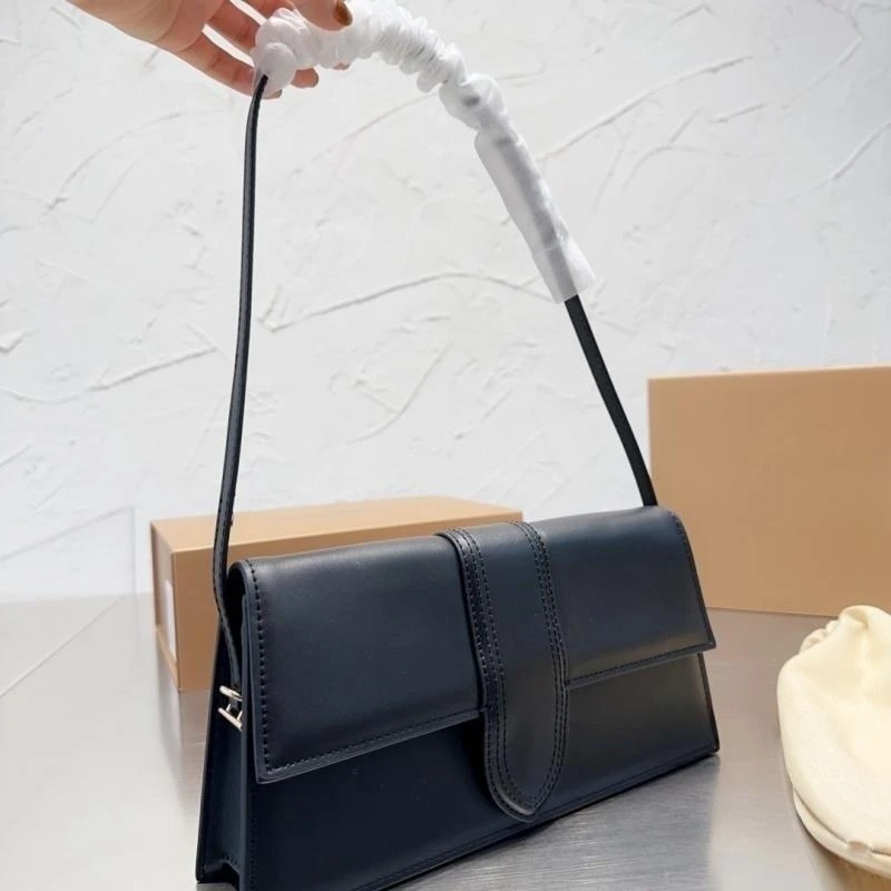 

2023 Luxury designer handbags Women's Underarm Bag Fashion Design Envelope Bag Solid Romantic Style High Quality Shoulder Bag