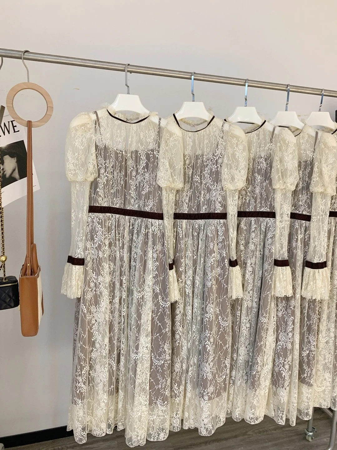 

Женское вечернее платье с цветочной вышивкой, белое и бежевое Плиссированное ТРАПЕЦИЕВИДНОЕ ПЛАТЬЕ средней длины, лето 2022