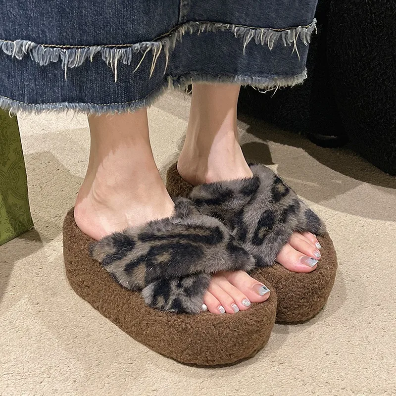 Домашние тапочки женская обувь на платформе шлепанцы модные меховые 2024