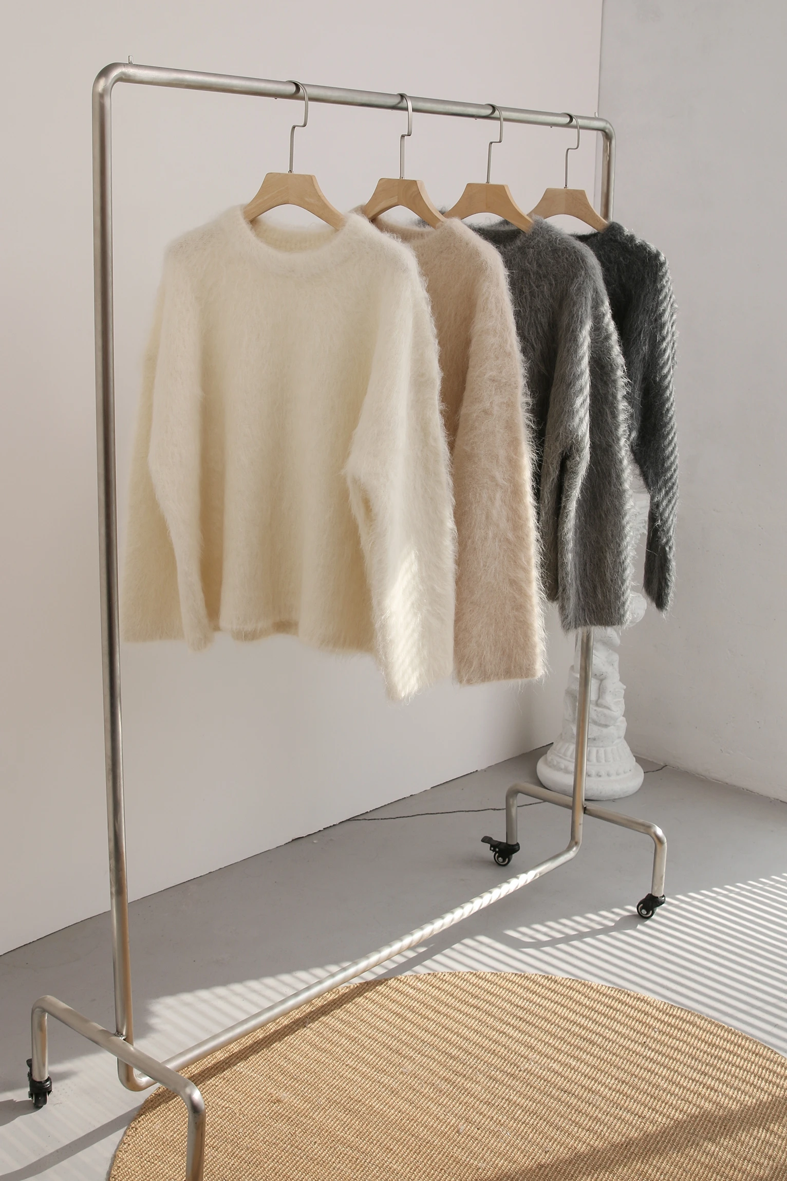 Женский однотонный свитер из альпаки