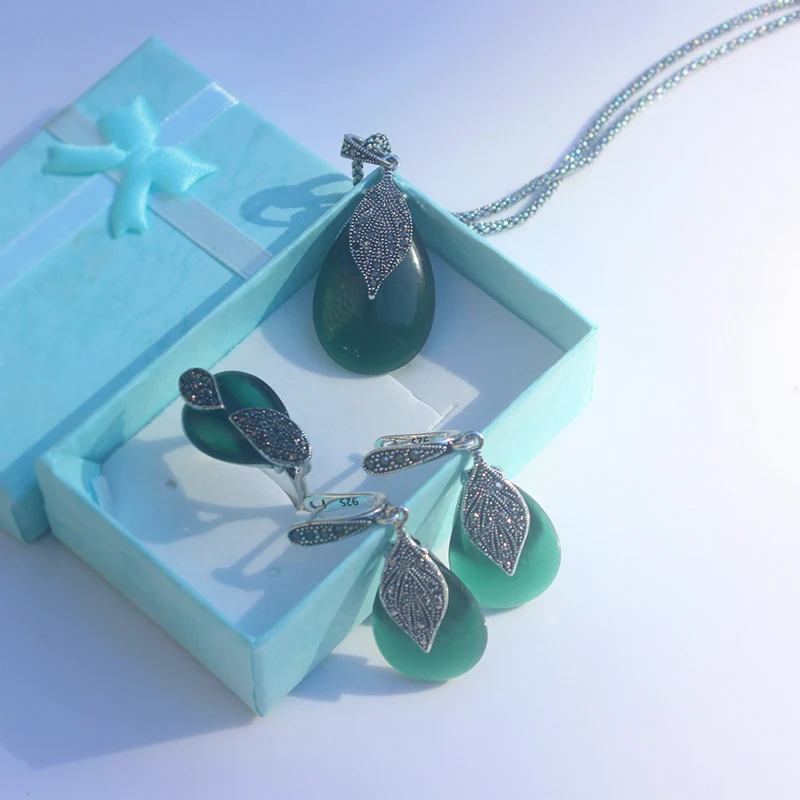 Комплект из колье и серёг с зеленым опалом