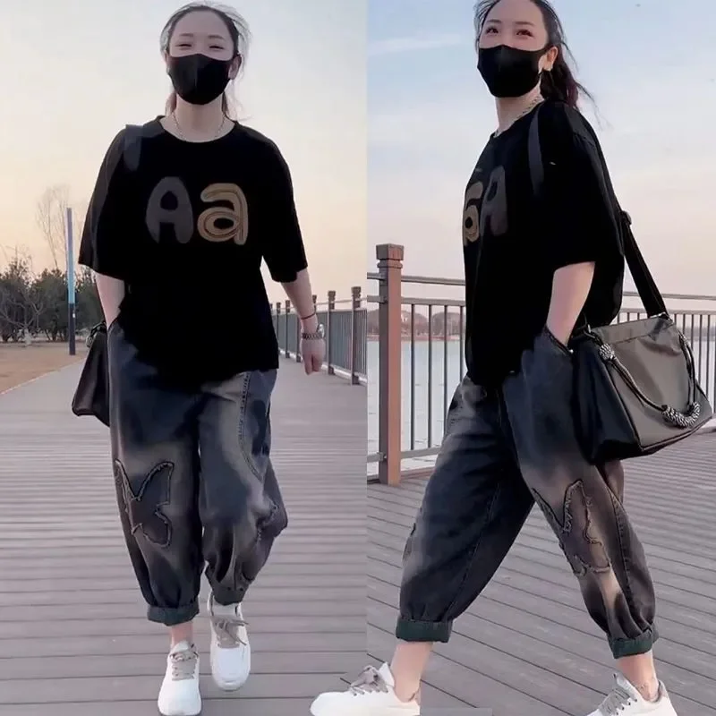 Фото Летний хлопковый спортивный костюм: новая футболка с коротким рукавом и джинсы, комплект из двух предметов, женский спортивный костюм, топы, джинсовые брюки-шаровары, тренд №2