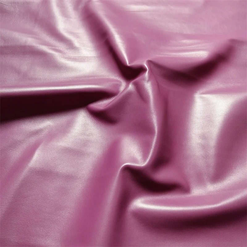 0 5 мм фиолетово-красная овчина. Кожа первого слоя. Ткань из натуральной кожи.