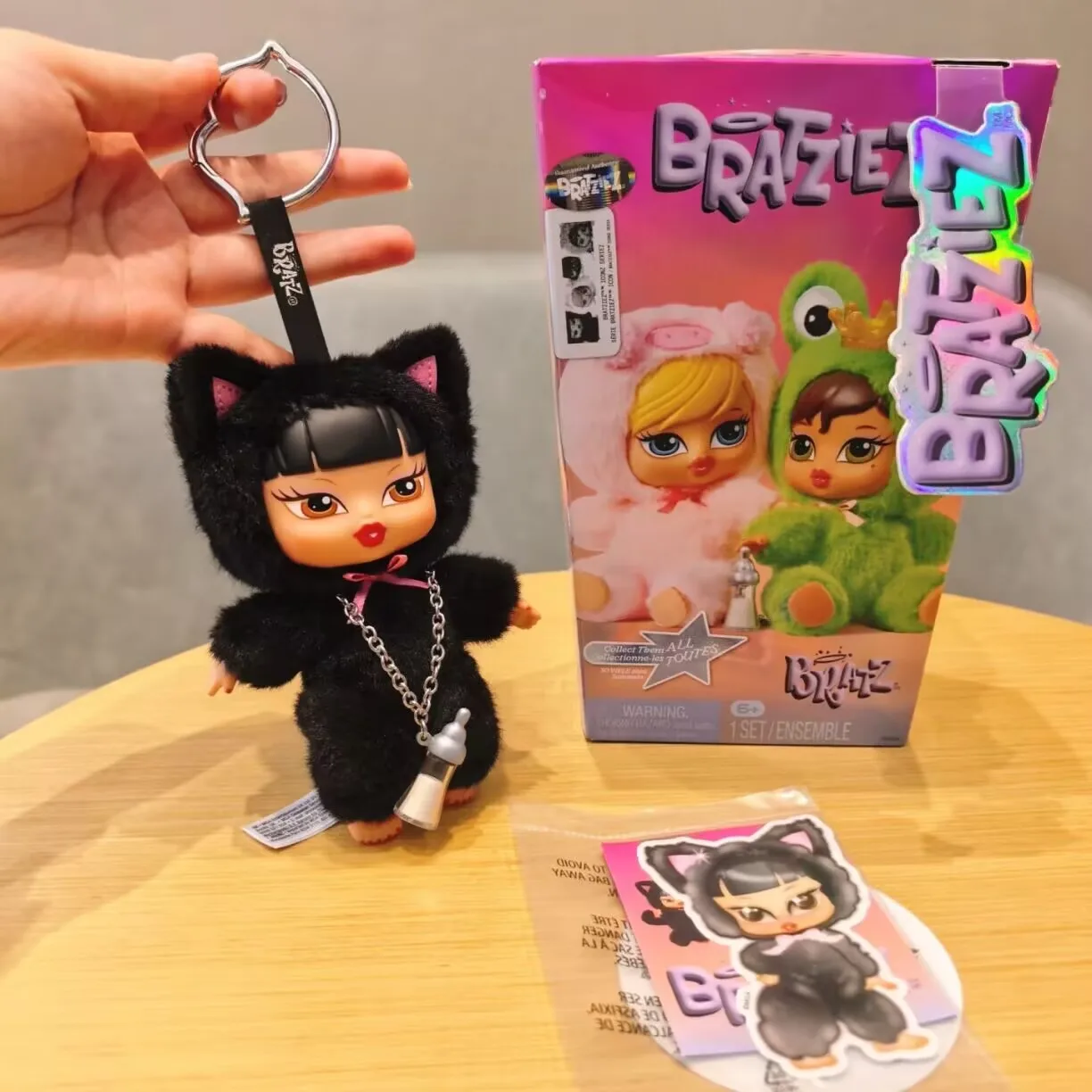 Фото Горячая новинка: Серия кукол Bratz Mga Bratziez Iconz – Загадочная коробка-сюрприз (Blind Box) с коллекционными аниме-фигурками Kawaii, милыми плюшевыми игрушками и украшениями – идеальный подарок №4