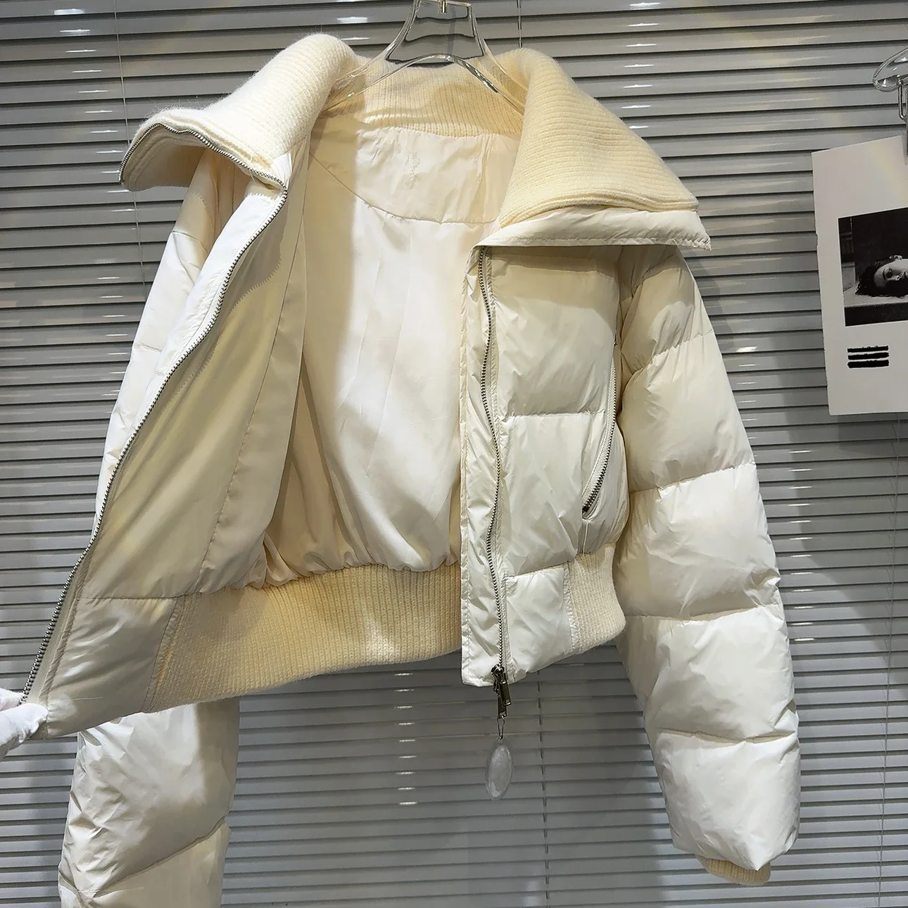 Рисунок 5 - Женский пуховик с отложным воротником