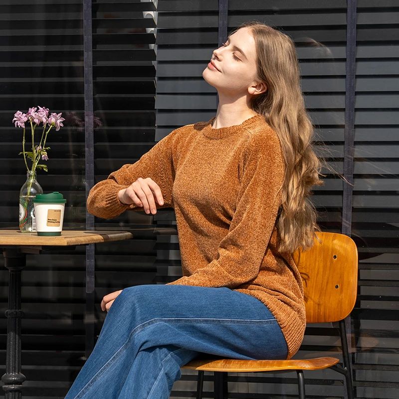 Женский трикотажный свитер с круглым вырезом и длинными рукавами