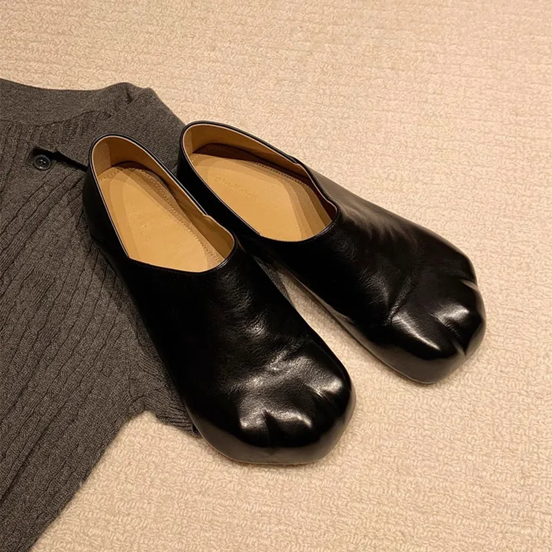 Модные женские туфли на плоской подошве из лакированной кожи с дизайном кошачьих