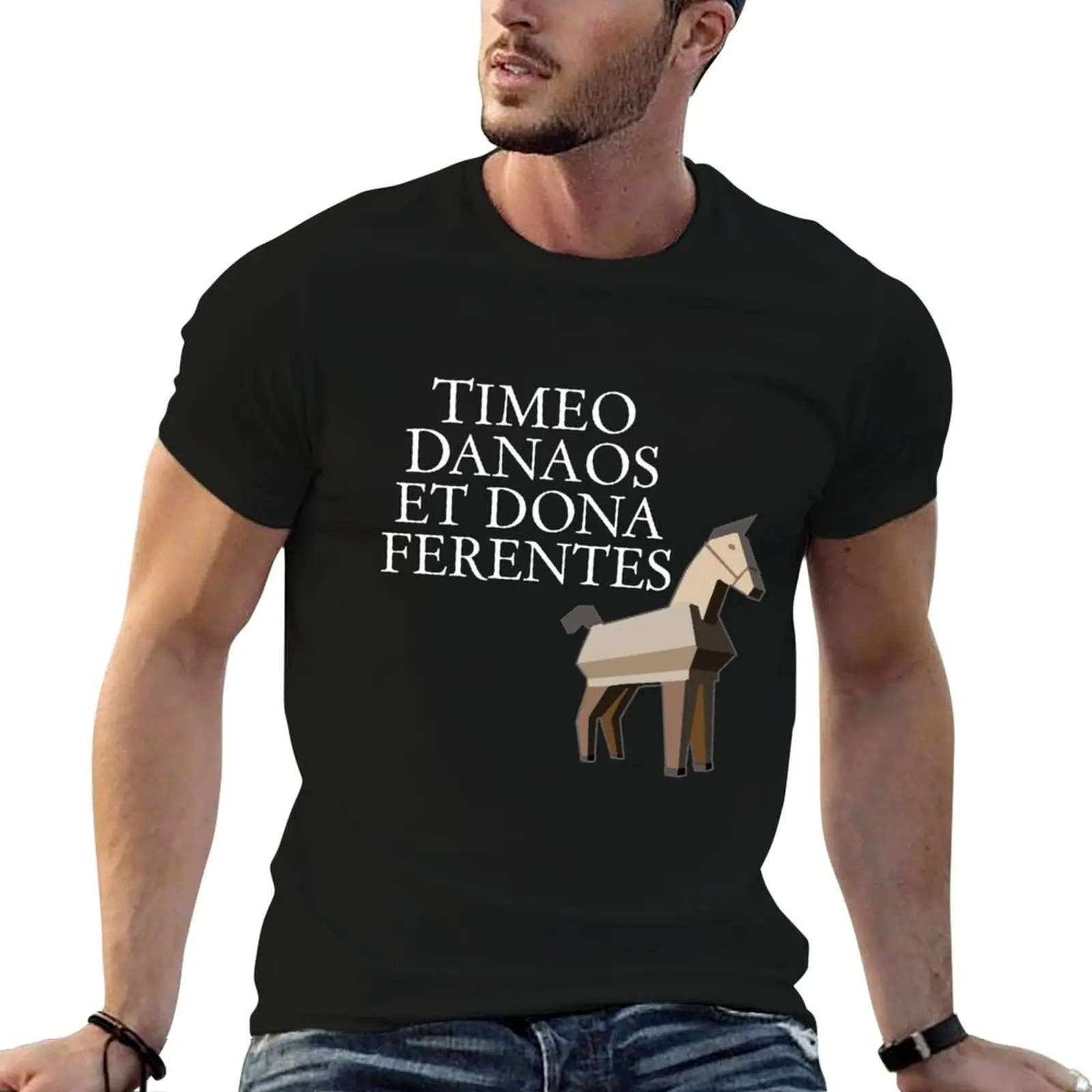 Фото Футболка Timeo Danaos et dona ferentes с простым принтом №1