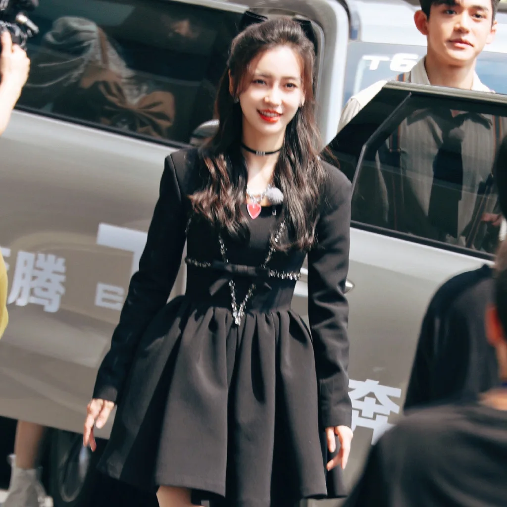 

SuperAen 2022 весна/осень винтажные алмазные пушистые длинные приталенные трапециевидные повседневные Черные платья с квадратным воротником дл...